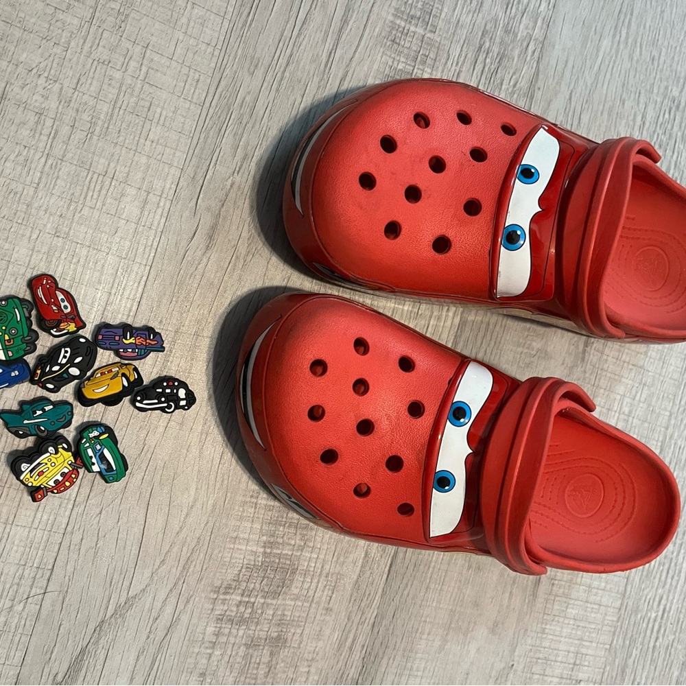 CROCS adult lightning McQueen crocs